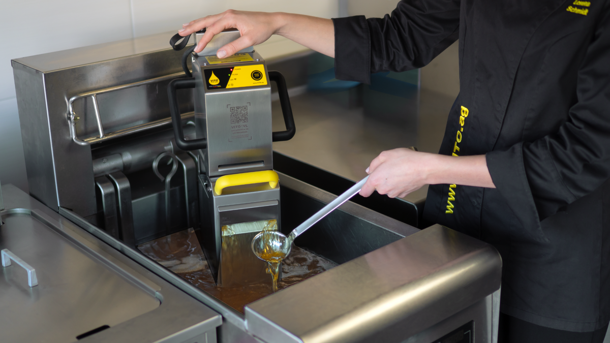 VITO VL filtering frying oil inside a commercial fryer